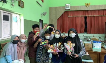 Mahasiswa Bimbingan dan Konseling FIP UM Memberikan Layanan Kepada Anak-Anak Terdampak COVID di 5 Kecamatan di Kota Malang